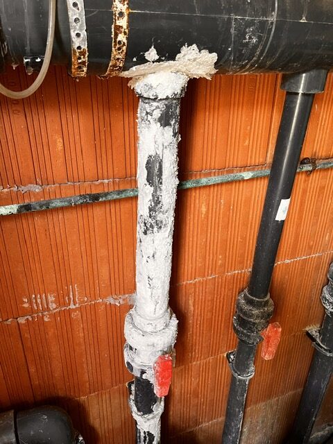 les injecteurs de piscines sont bouchés cleaninject vous apporte la solution, fini les fuites, explosions de chlore et d'acide. www.cleaninject.fr7